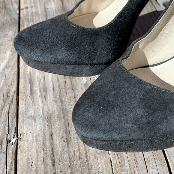 INVENTORY LIQUIDATION SALE! Michael Kors Black Suede Platform Pumps Size 7 - Picture 3 of 12
